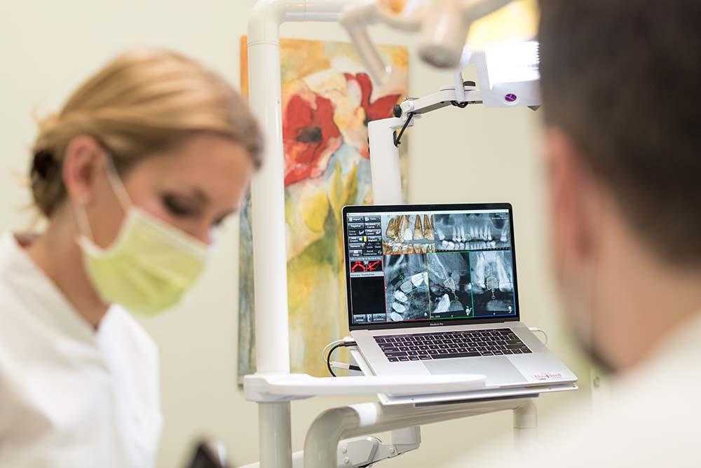 prikaz-doktora-i-navident-sustava-tijekom-ugradnje-implantata