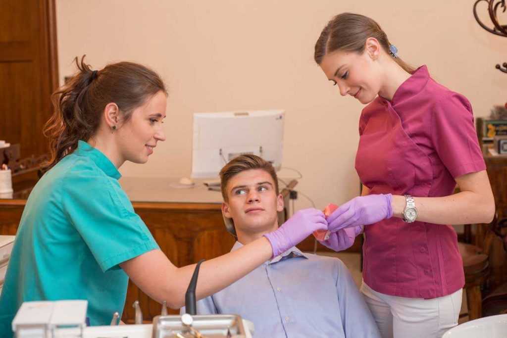 Stomatološka poliklinika Apolonija, Zagreb centar: dr.med.dent. Ivana Rupić, spec.ort. vrši ortodontski pregled. Stomatološka poliklinika Apolonija, Zagreb centar: dr.med.dent. Ivana Rupić, spec.ort. vrši ortodontski pregled.
