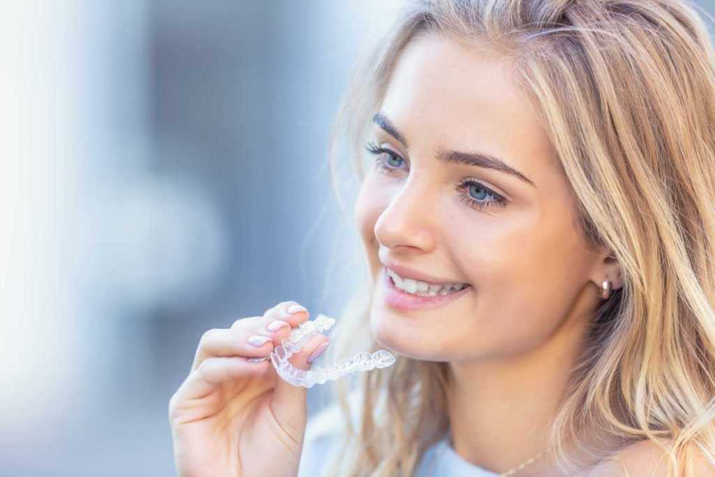 Stomatološka poliklinika Apolonija, Zagreb centar: osoba koja nosi Invisalign, na njezinom licu i osmijehu on se uopće ne primjećuje.